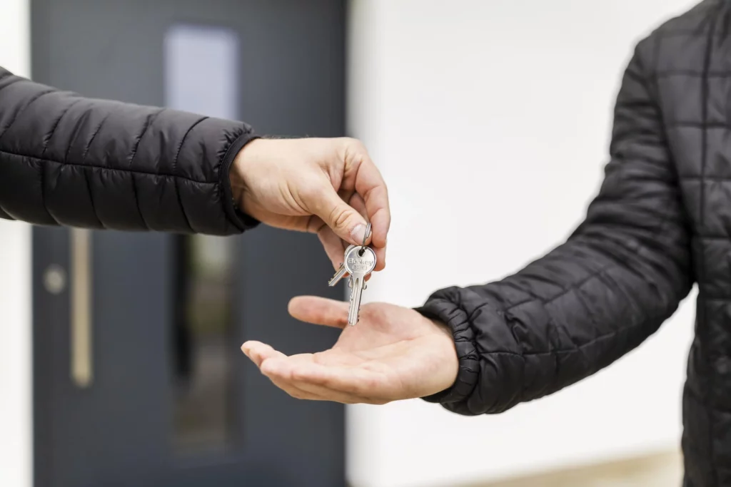 Keys handover immobilienverwaltung